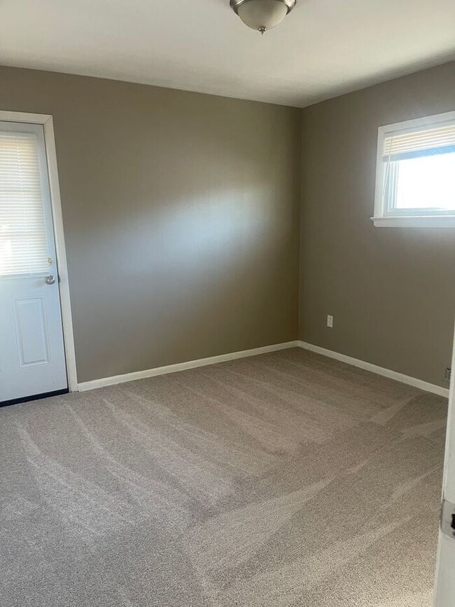 Building Photo - Luxury living at a great price!