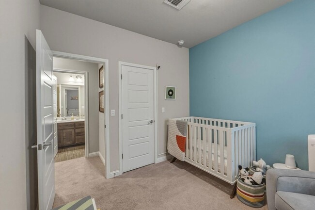 Building Photo - 6814 E Riverside Dr