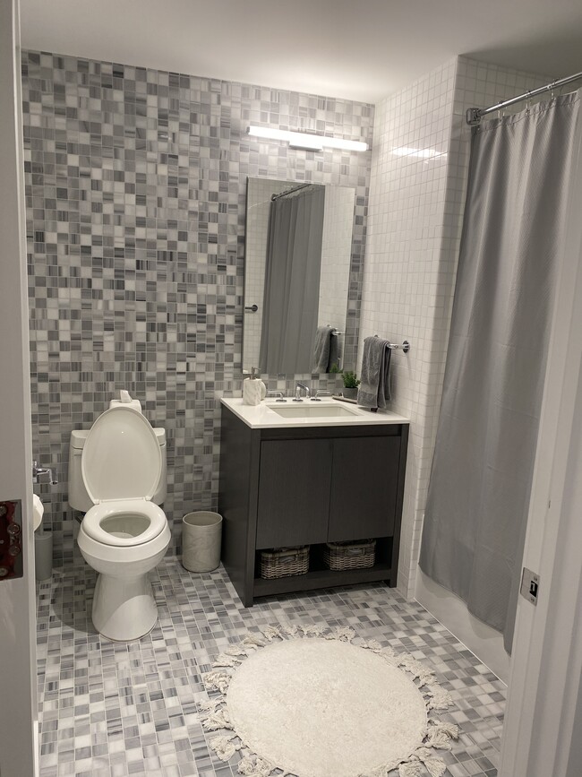 Hallway bathroom with bathtub - 30 Melrose Ter