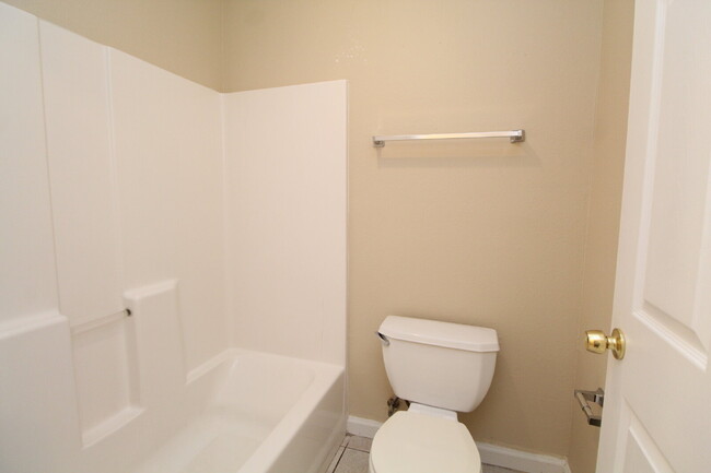 Building Photo - Updated 2BR/2BA in West Pensacola – New Ca...