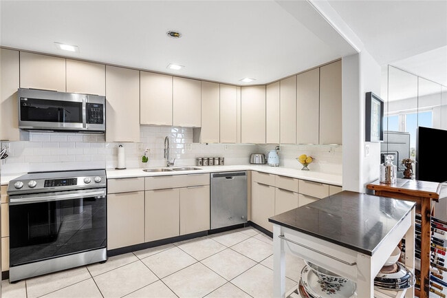 Building Photo - 3000 Holiday Dr