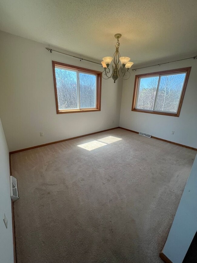 Building Photo - AVAILABLE NOW - 4 Bed, 3.5 Bath Home in He...