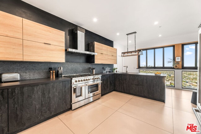 Building Photo - 8425 Hillside Ave