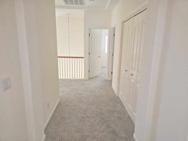 Building Photo - 549 Cascade Dr