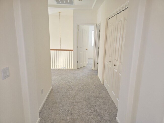 Building Photo - 549 Cascade Dr