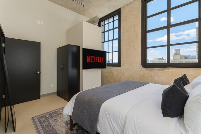 Building Photo - 301 N 7th Ave