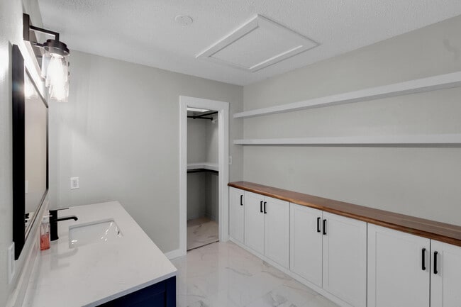 Building Photo - 300 Wildwood St