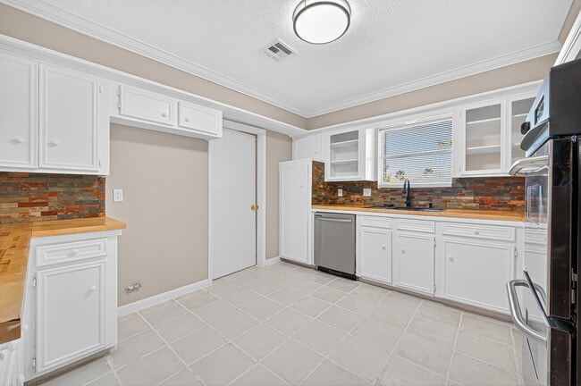 Building Photo - 13903 Chevy Chase Dr