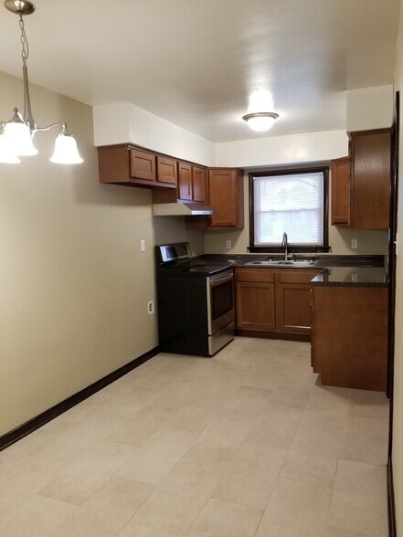 Building Photo - 305 Woodview Ave