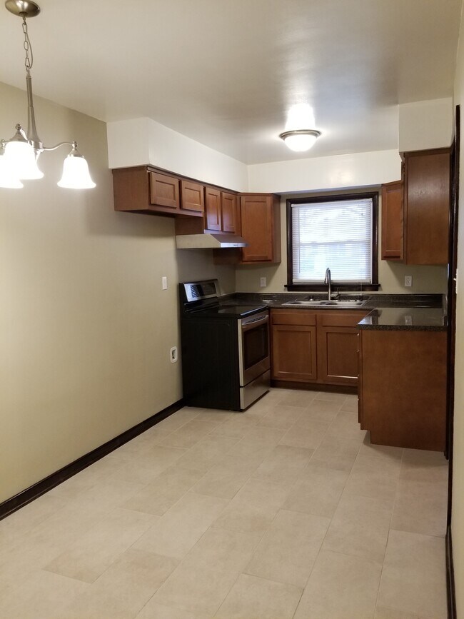 Building Photo - 305 Woodview Ave