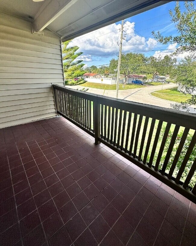 Building Photo - Beautifully Renovated 2-Bedroom, 1.5-Bathroom Townhouse in North St. Petersburg