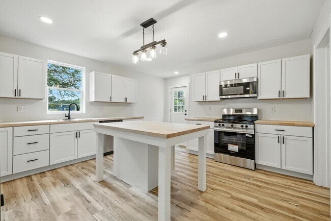 Building Photo - 260 E Beecher St