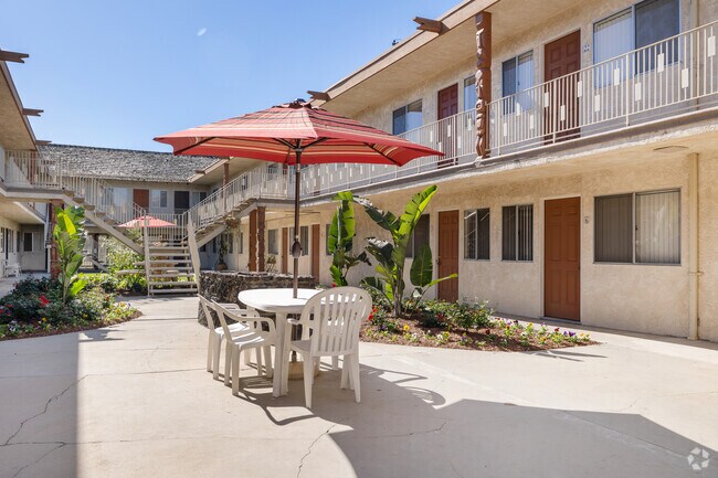 Courtyard - Tiki Aloha Apartments