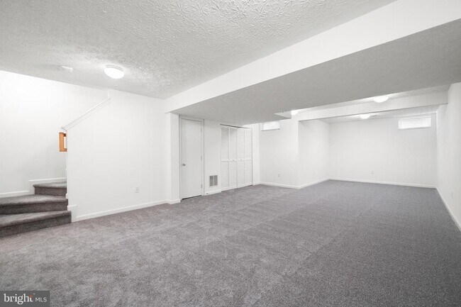 Building Photo - 14 Gemstone Ct