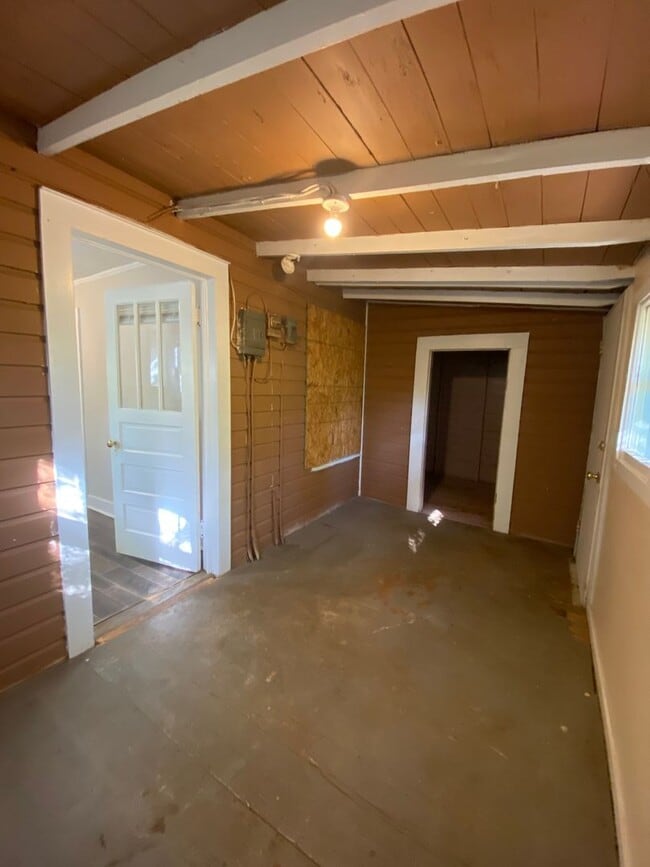 Building Photo - 210 E 28th St