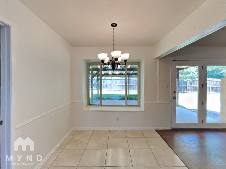 Building Photo - 2015 Arborcrest Dr