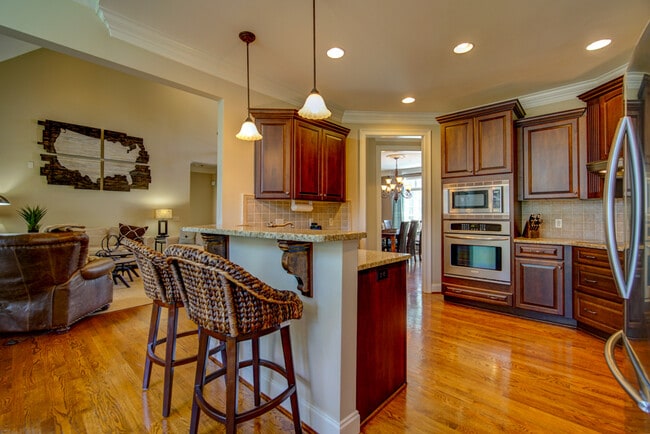 Building Photo - 5 BR, 3 BA Home Quiet Cul de Sac, Convenie...