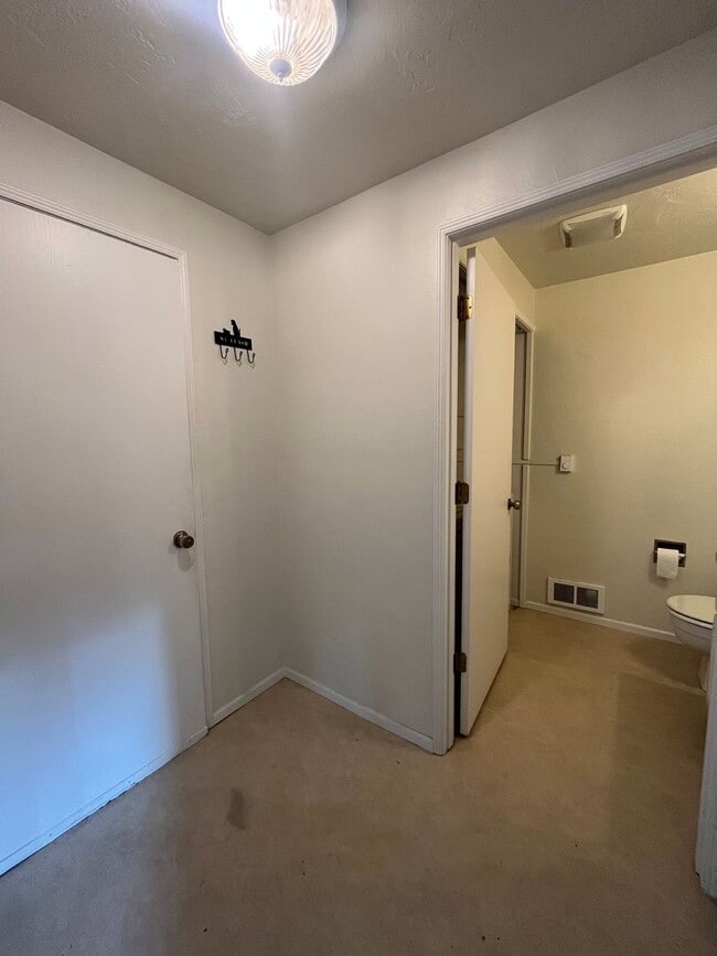 Building Photo - 3-Bedroom 1 1/2 Bathroom Condo in West Eugene