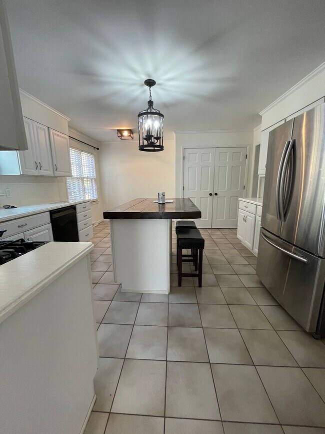 Building Photo - Large 4/4 House in Maplewood $2,650