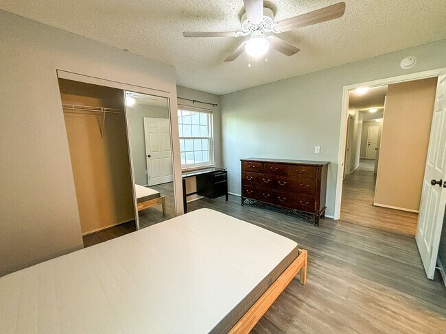 Building Photo - Windsor Park #317 - Pet Friendly!