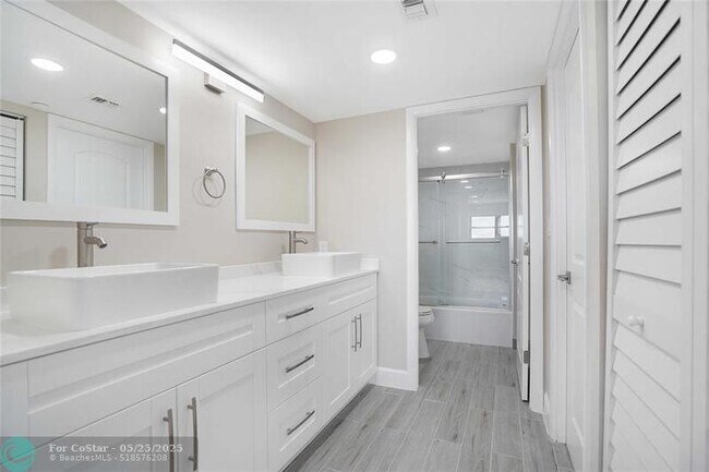 Building Photo - 3200 Port Royale Dr N
