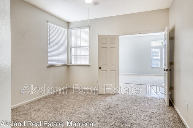 Building Photo - 2261 Silverlace Pl