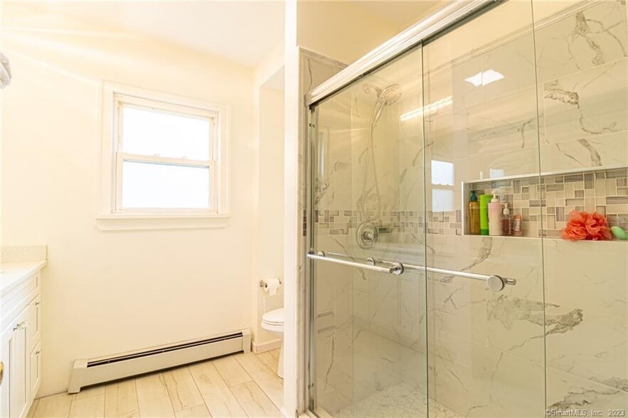 large bathroom - 6 Robbins Ct