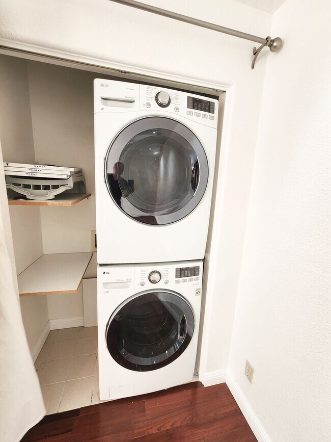 Building Photo - Spacious 3 bedroom condo