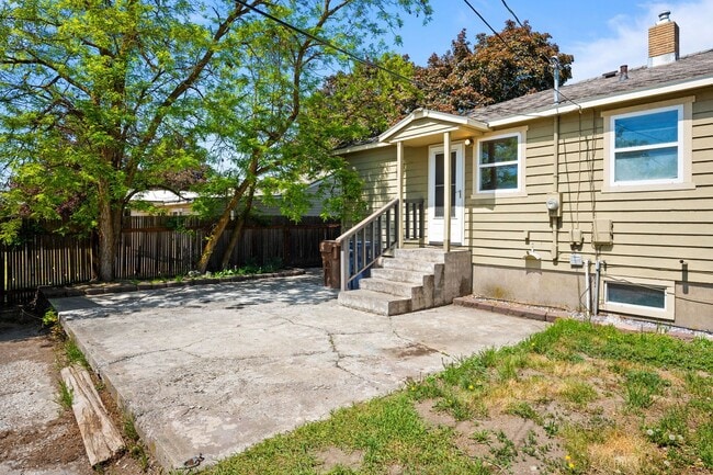 Building Photo - 5 Bedroom Northeast Spokane Home! - Availa...