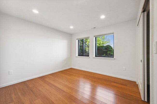 Building Photo - Stunning 3,146 Sq. Ft. Olympia Waterfront ...