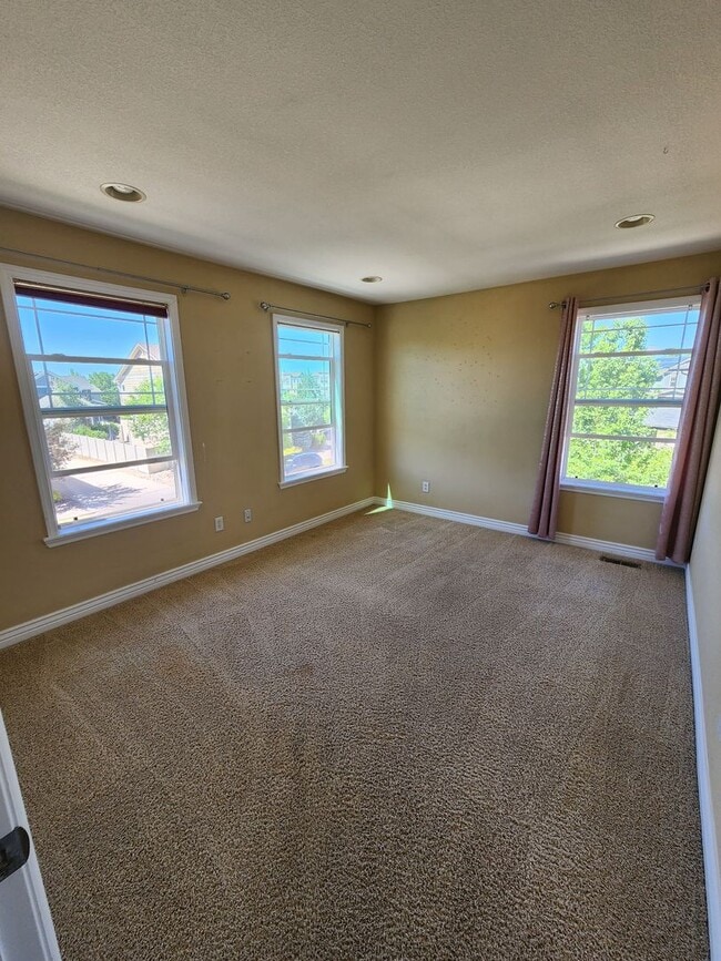 Building Photo - Exquisite Paired Home in Coal Creek Village