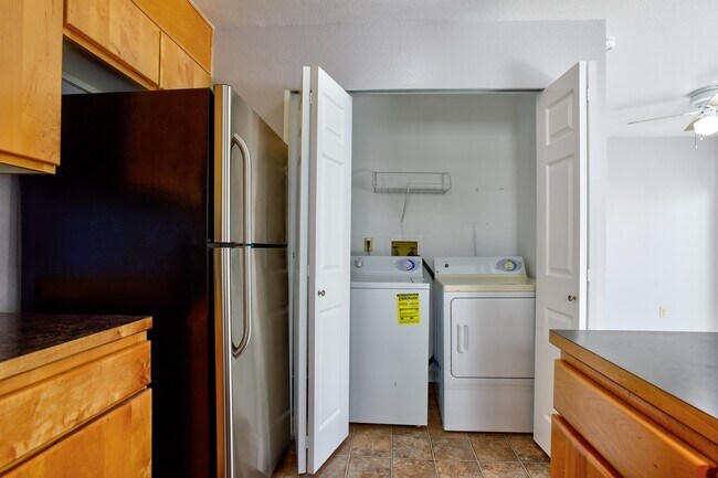 Building Photo - Ballinger Way Condo
