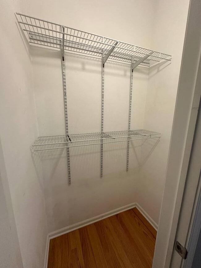 Building Photo - 1032 W Leland Ave