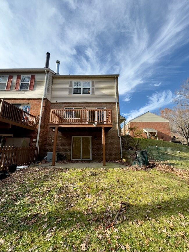 Building Photo - Spacious 4Bed/3.5Bath in Woodlawn