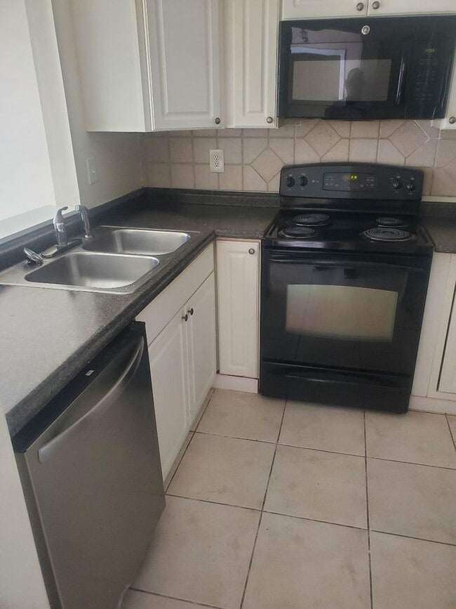 Building Photo - *$250 off first months rent for qualified ...