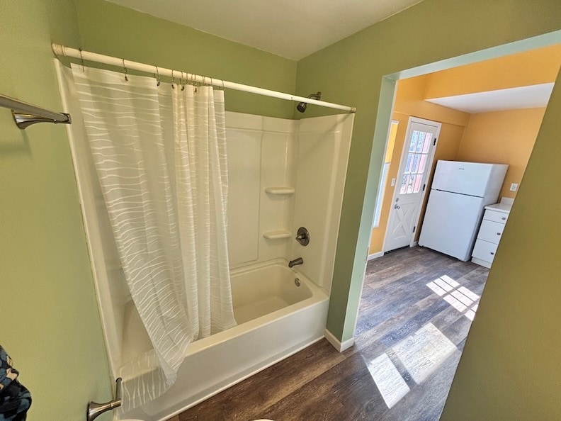 Full tub (and a barn style door, not in photo) - 5636 SE Ogden St