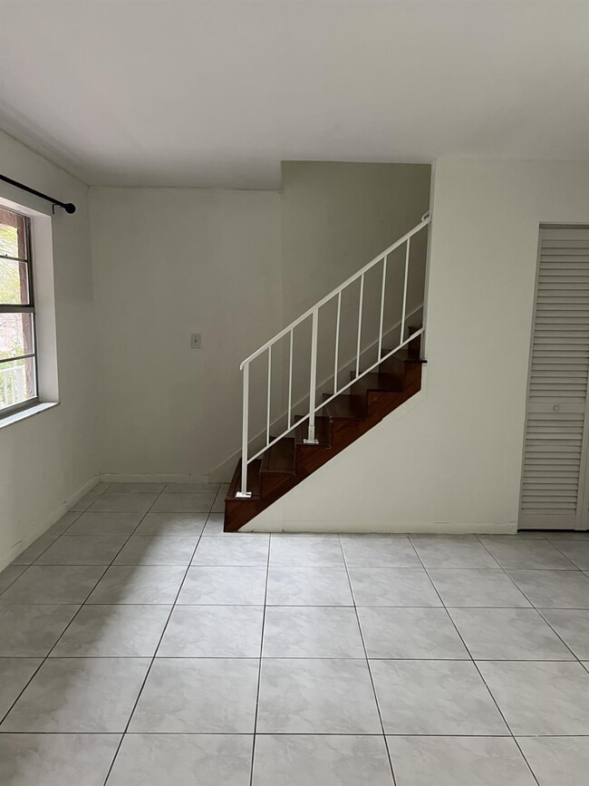 Building Photo - 1100 SE 4th Ave