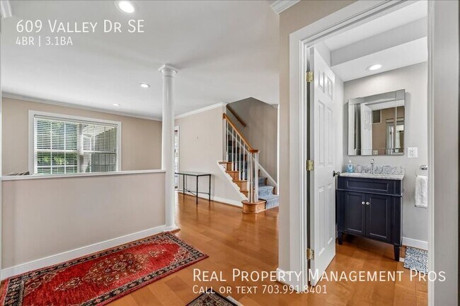 Building Photo - 609 Valley Dr SE