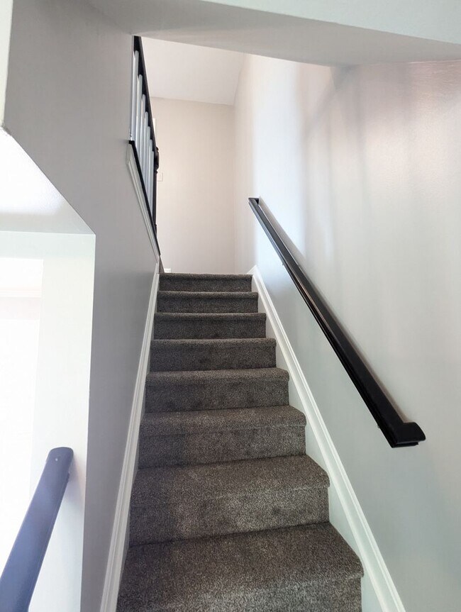 Building Photo - Beautifully maintained townhouse in Tuscar...