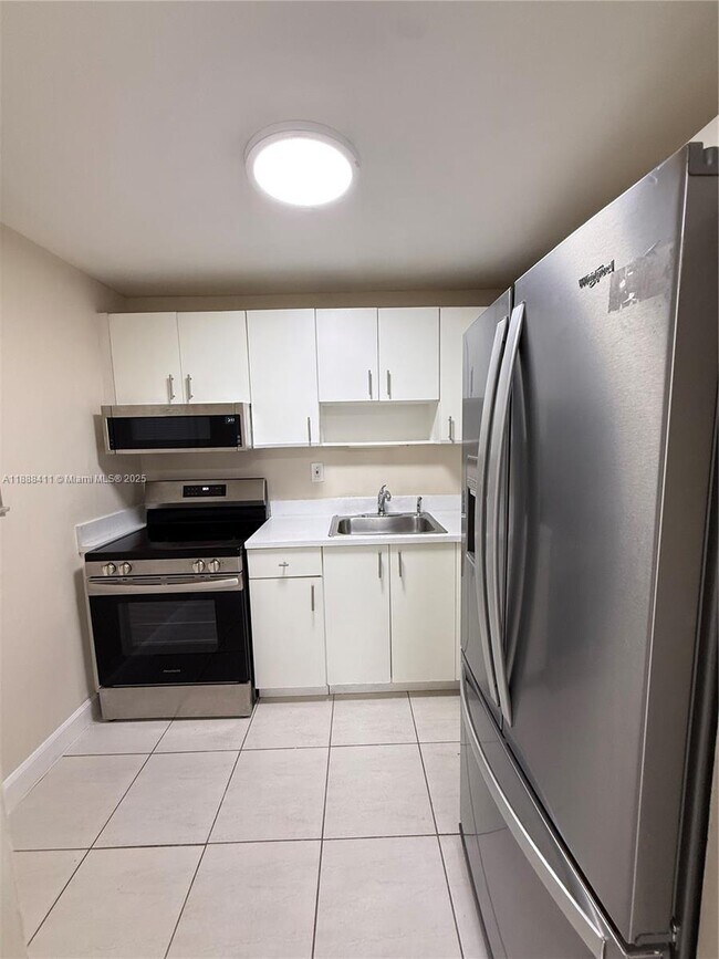 Building Photo - 1725 W 60th St