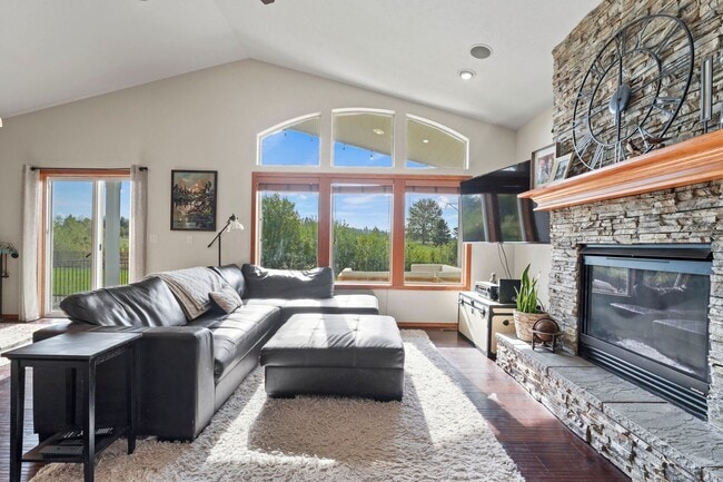 Building Photo - Beautiful 3 bedroom 2 bath Home On The Pla...
