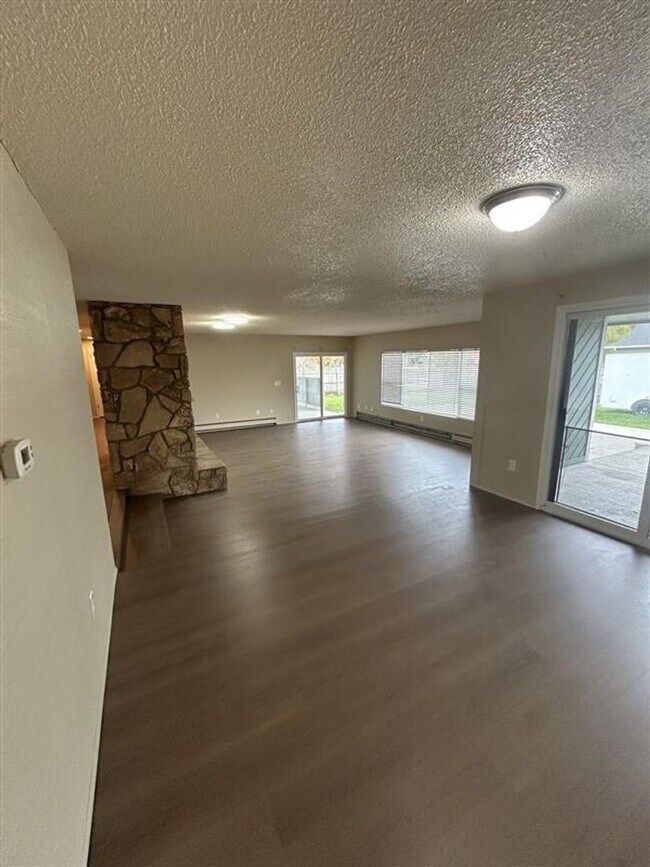 Building Photo - 209 E 3rd St