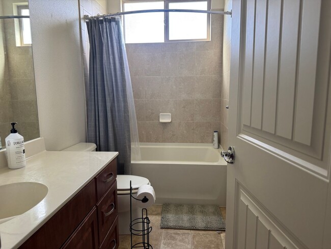 Building Photo - Beautiful 3-Bedroom & 3-Bathroom (Kapolei,...