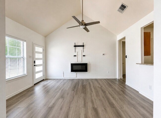 Building Photo - 703 Perry Ave