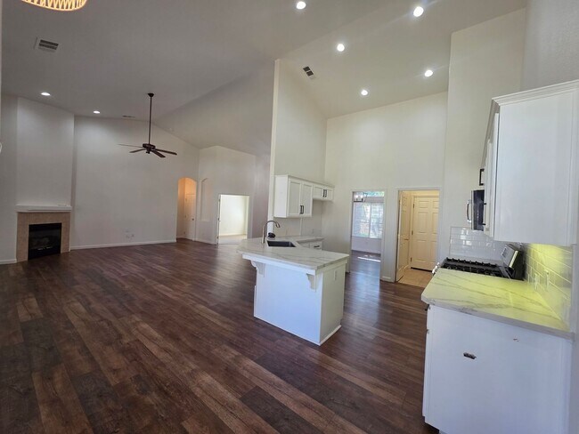 Building Photo - 3 bedroom 2 bathroom in a desirable SE Vis...