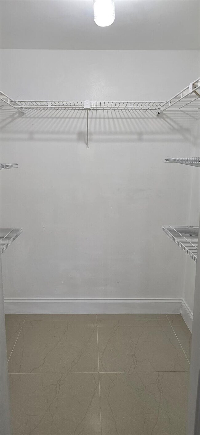 Building Photo - 8000 S Colony Cir