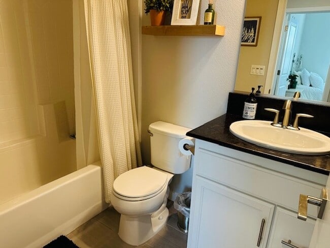 Building Photo - $2,395 Tesoro Viejo Gorgeous 2 Bed + Offic...