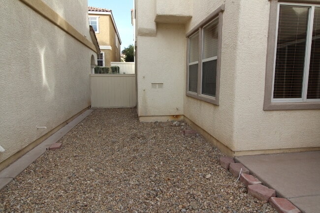 Building Photo - 6709 N Bluebell Garden St
