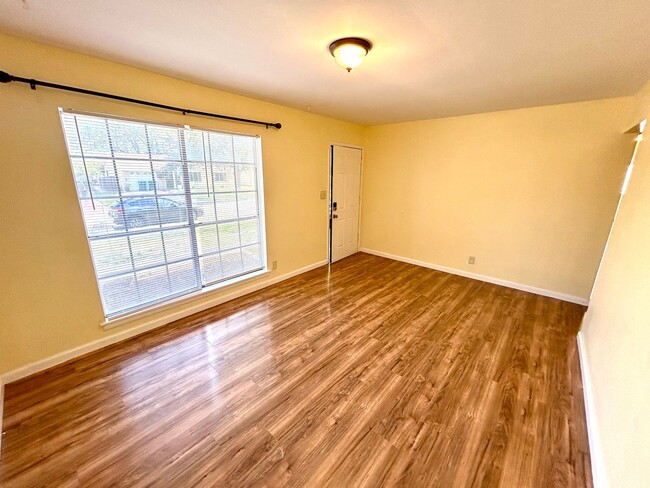 Building Photo - AVAILABLE NOW! PET FRIENDLY 3 Bedroom / 1....