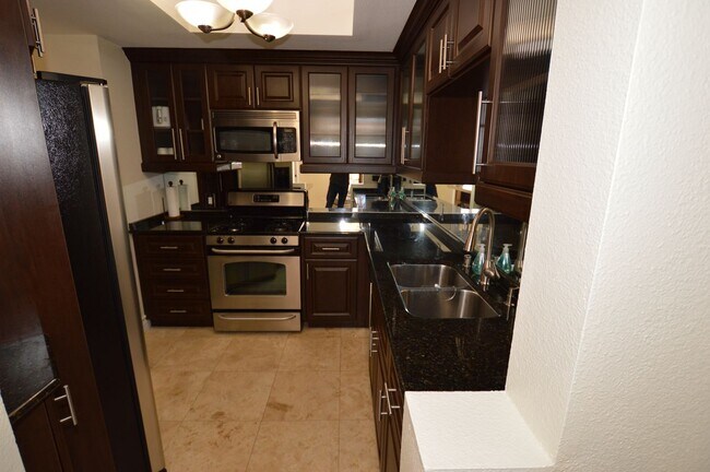 Building Photo - Beautiful and Bright Furnished, 1 Bd / 1 Ba  Condo w/ Pool View